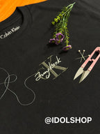 Playera negra Calvin Klein con bordado de la firma de Jungkook